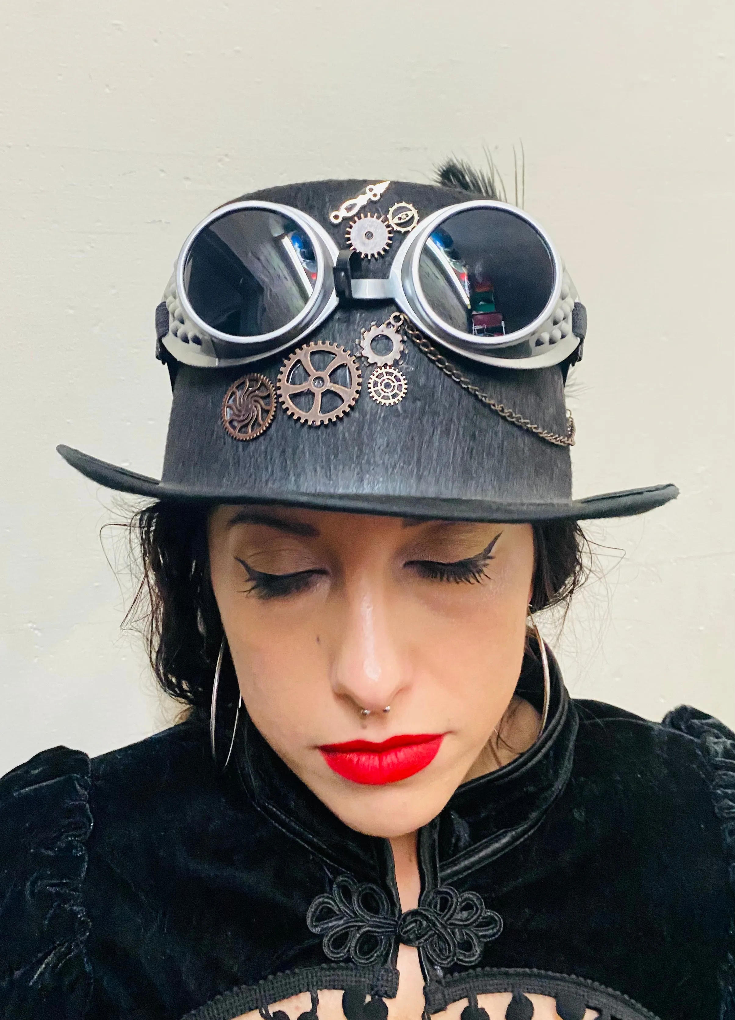 Feather and Silver Goggles Steampunk Top Hat (MM)